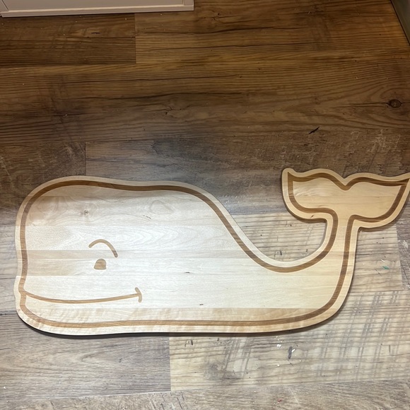 Vineyard Vines | Wooden Whale Cut-Out Wall Sign - Picture 1 of 9